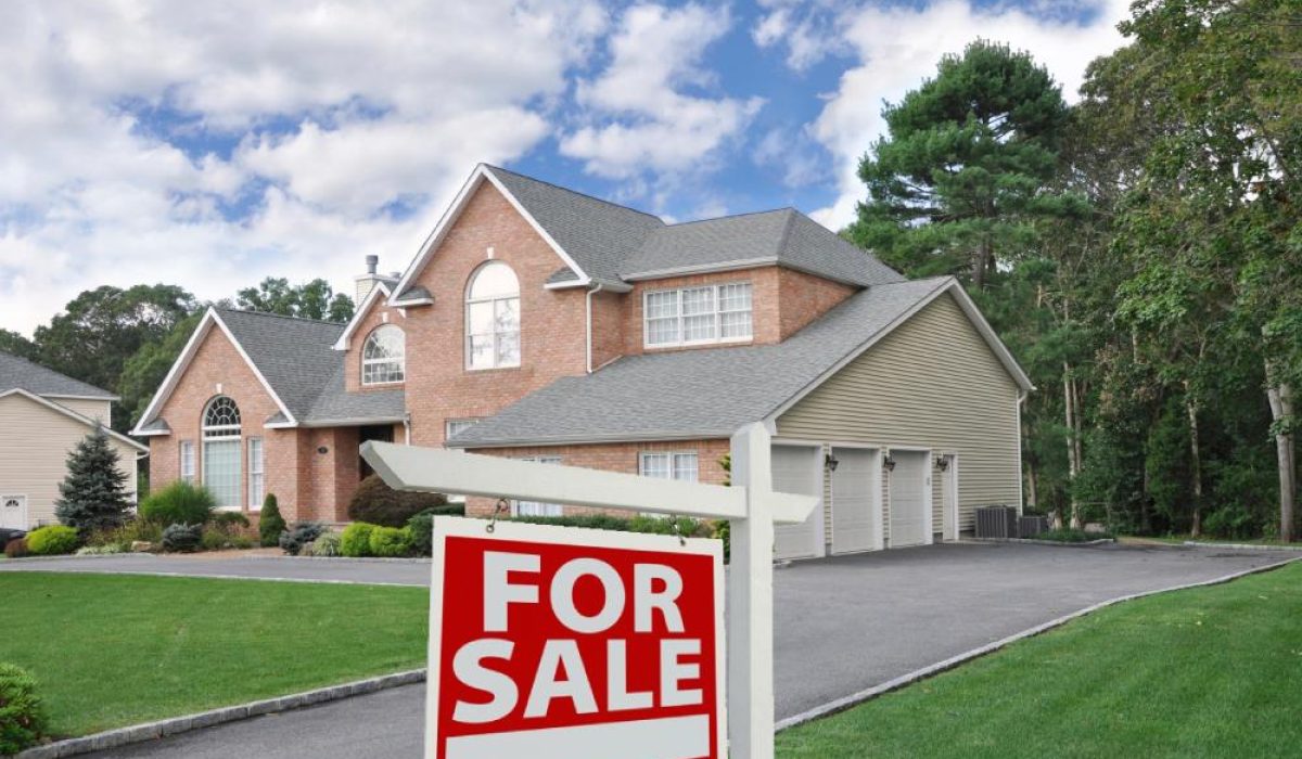 Doormatic Garage Doors > Blog > Looking for a new house? Don’t forget to check the Garage Door! LOOKING FOR A NEW HOUSE? DON’T FORGET TO CHECK THE GARAGE DOOR!