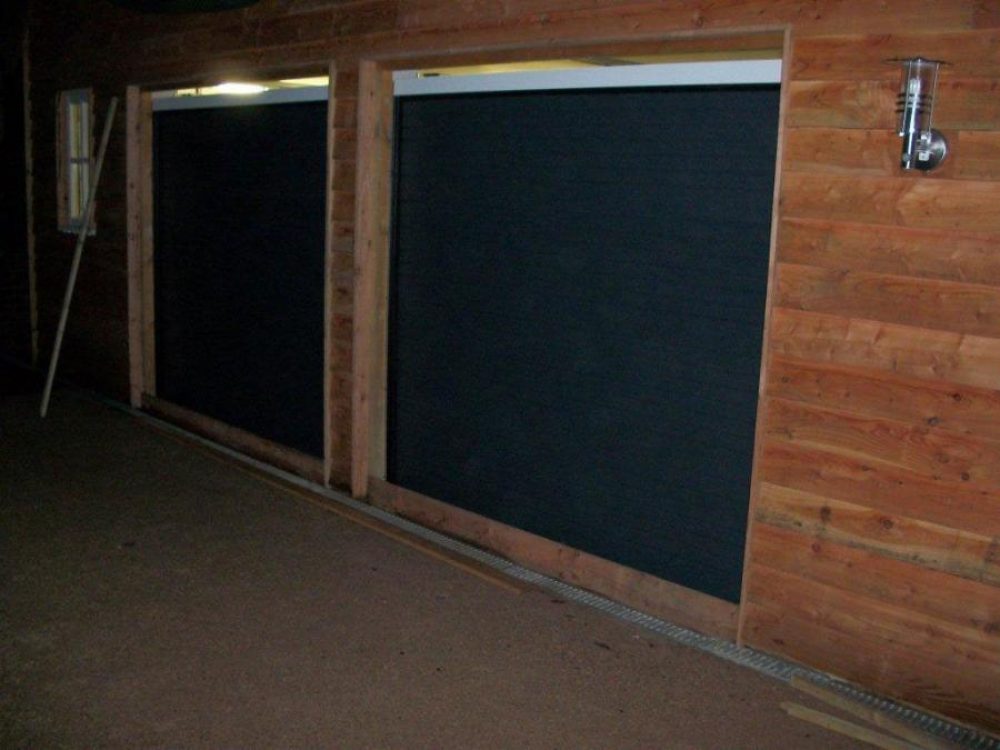 HENDERSON G60 SECTIONAL DOORS, PETERSFIELD, HAMPSHIRE 1