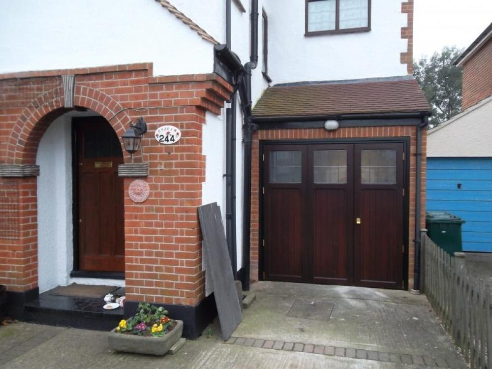 CARDALE TIMBER SIDE HINGED DOOR FITTED IN RICHMOND 1