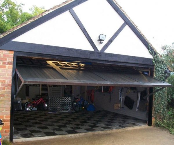 CARDALE TIMBER GARAGE DOOR, WOKING, SURREY 5