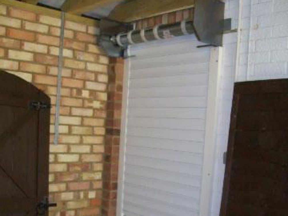 MANUAL ROLLER DOOR, WINDSOR, BERKSHIRE 2