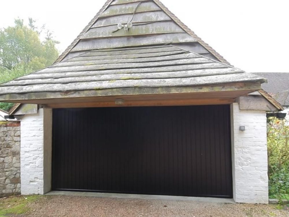 BLACK CARDALE VERTICAL STEEL DOOR – WOKING, SURREY 1