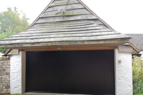 BLACK CARDALE VERTICAL STEEL DOOR – WOKING, SURREY