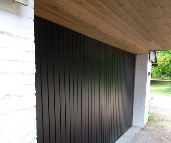 BLACK CARDALE VERTICAL STEEL DOOR – WOKING, SURREY 3