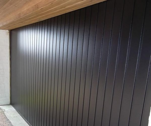 BLACK CARDALE VERTICAL STEEL DOOR – WOKING, SURREY 4