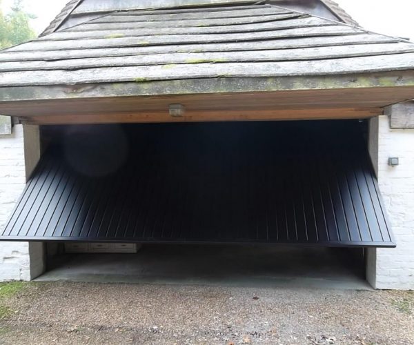 BLACK CARDALE VERTICAL STEEL DOOR – WOKING, SURREY 5