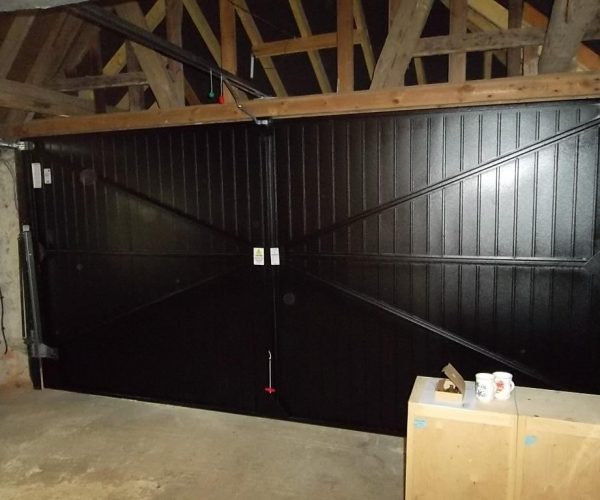 BLACK CARDALE VERTICAL STEEL DOOR – WOKING, SURREY 8