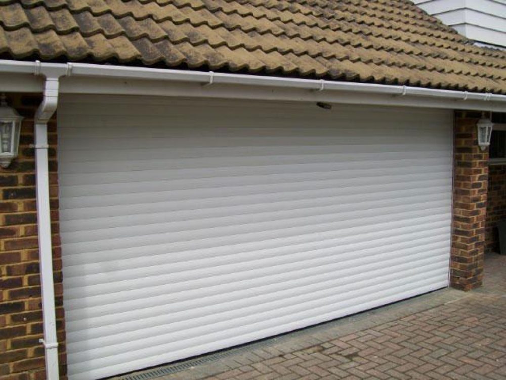 ROLLER DOOR IN WHITE, YATELEY, HAMPSHIRE 3