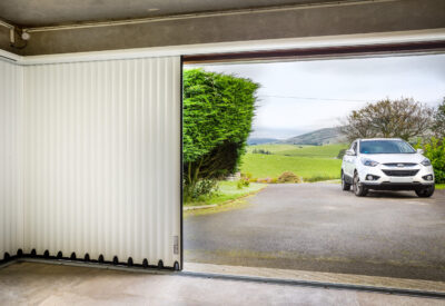 Sliding garage door opening for Hyundai car
